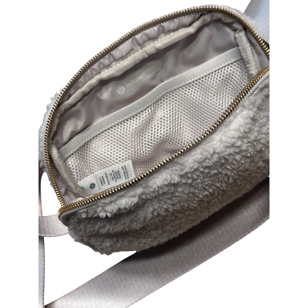 Lululemon Everywhere Belt Bag 1L Fleece Sherpa White Gold - Picture 5 of 8